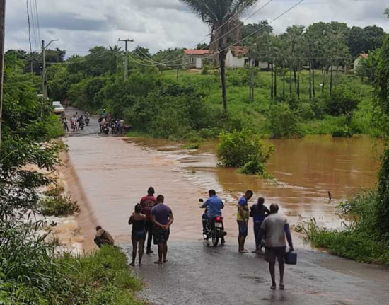 Chuvas provocam alagamentos em Picos