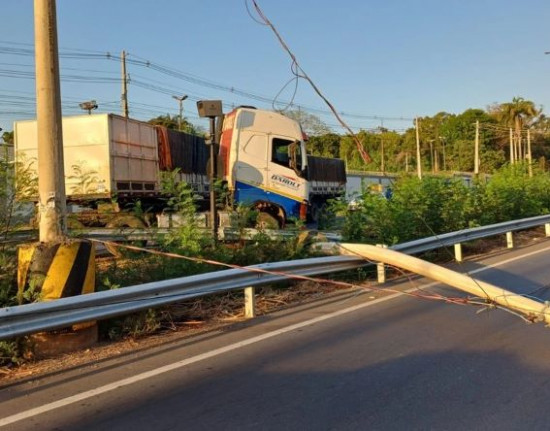 Caminhoneiro embriagado colide contra poste e interdita BR-343 em Teresina