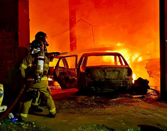 Incêndio atinge oficina e destrói veículos na zona Leste de Teresina