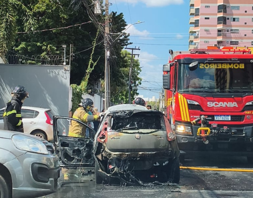 Carro pega fogo no Centro horas após outro incêndio em ponte de Teresina