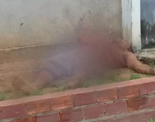 Homem é assassinado e corpo é localizado com vísceras expostas no bairro Santa Bárbara