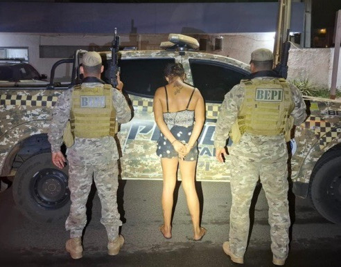 Polícia Militar prende mulher suspeita de tráfico durante operação no Junco, em Picos