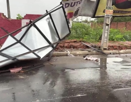 Chuva forte derruba muro, outdoor e árvores em diferentes zonas de Teresina