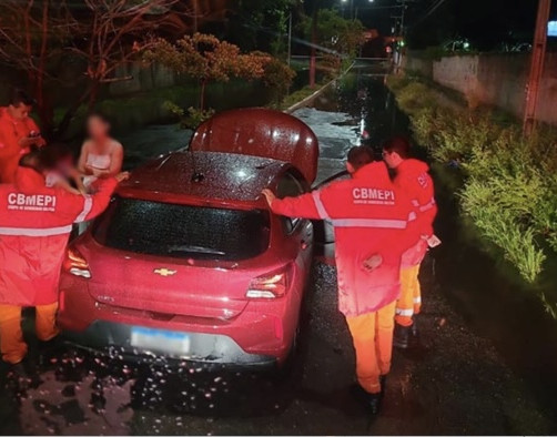 Temporal alaga vias e bombeiros resgatam duas mulheres em Teresina