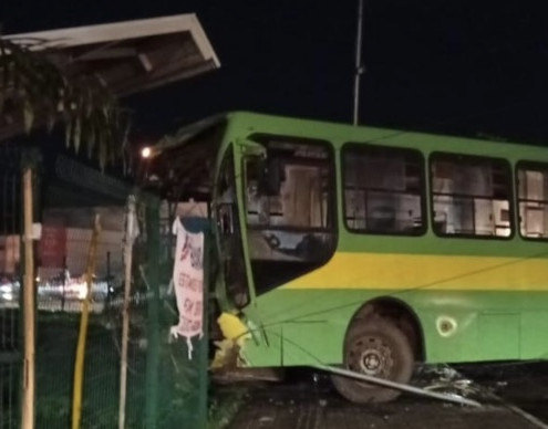 Acidente com ônibus derruba postes e semáforo na Zona Norte