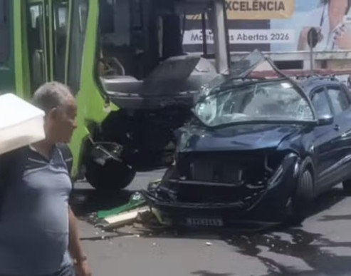 Ônibus e carro batem na avenida Miguel Rosa e deixam motorista ferido