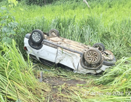 Carro da secretaria de Saúde de Amarante capota na BR-343 e deixa sete feridos