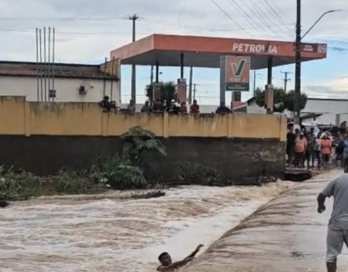 Correnteza arrasta motociclista durante travessia em Simões