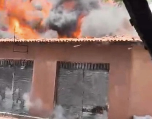 Depósito pega fogo no bairro Saci  e três casas são evacuadas