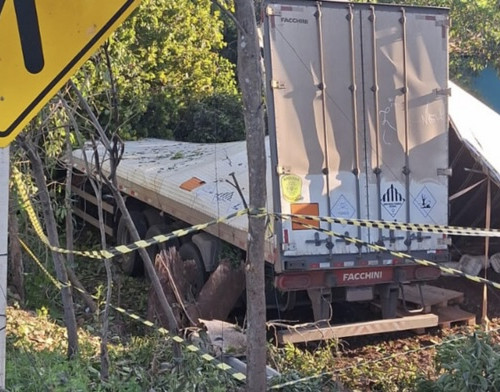 Caminhão carregado de veneno tomba em balneário e motorista morre em Bertolínia