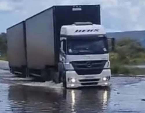 Rio Gurguéia sobe e invade trecho da BR-135 em Cristino Castro após fortes chuvas