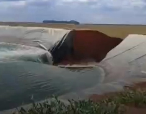 Rompimento de reservatório atinge plantação de soja em Baixa Grande do Ribeiro