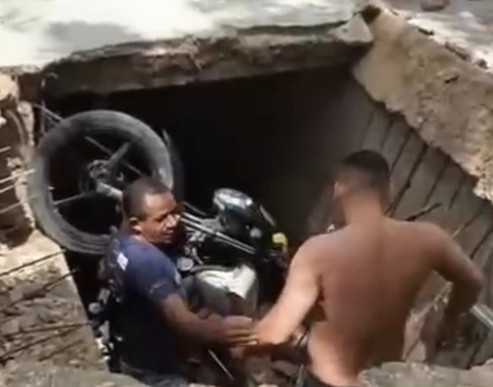 Calçada cede no Promorar, abre cratera e arrasta moto e crianças