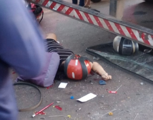 Mulher morre e homem fica ferido após batida entre moto e carretas na Ponte Nova