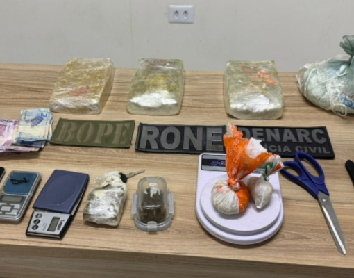 Denarc prende duas pessoas em  dois pontos de distribuição de drogas em Teresina