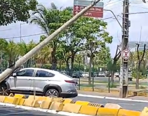 Carro derruba poste na Raul Lopes após motorista perder o controle