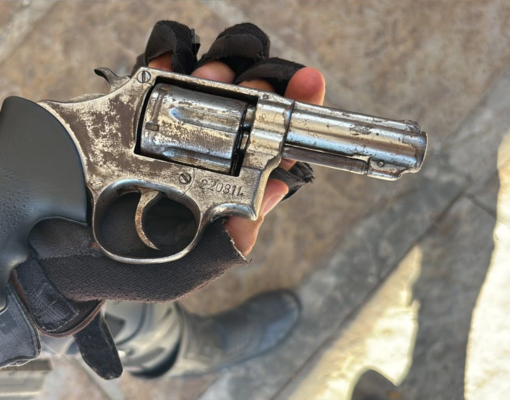 Polícia prende dupla suspeita de roubos de ouro e apreende arma na zona Leste