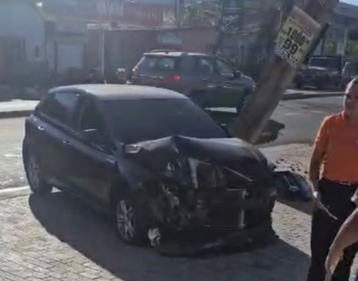 Casal derruba poste e abandona carro após acidente na Avenida dos Expedicionários, na zona Sudeste
