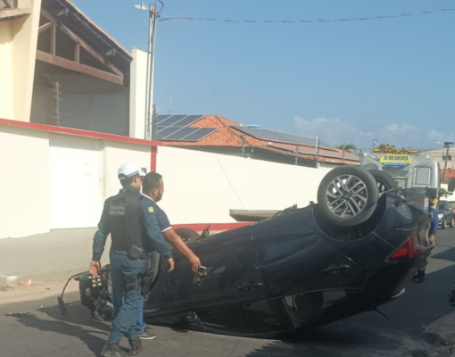 Motorista perde controle, bate em carro estacionado e capota em Parnaíba