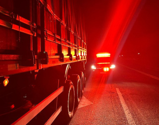 Carga ilegal de madeira nativa é apreendida pela PRF em Buriti dos Lopes