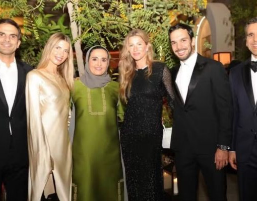 Gisele Bündchen faz rara aparição com o namorado e família dele em evento no Catar