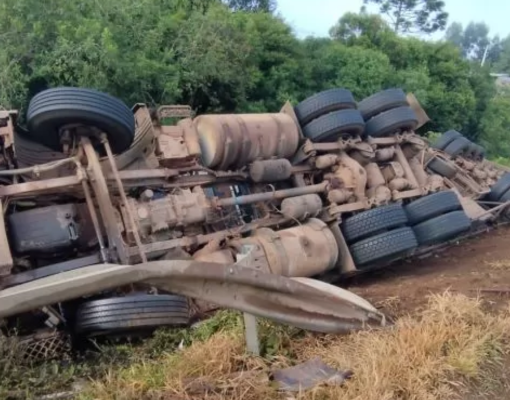 Carreta carregada de carne tomba e motorista morre em Corrente, no Sul do Piauí