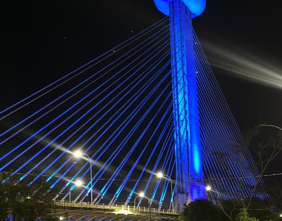Ponte Estaiada recebe iluminação azul em campanha mundial que homenageia policiais mortos em serviço