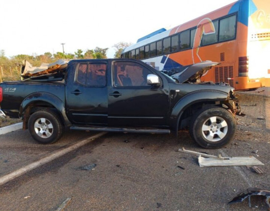 Grave acidente entre ônibus e picape na BR-343 deixa um homem morto e duas pessoas feridas.