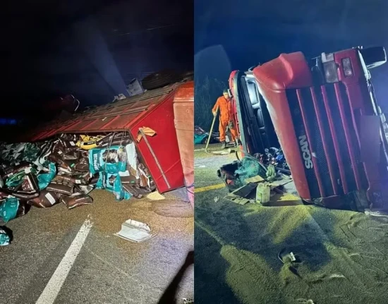 Caminhão tomba na BR-343 após derrapar em óleo e carga fica espalhada