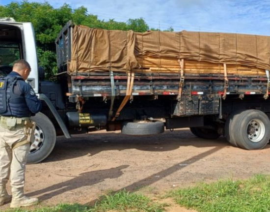 PRF apreende caminhão com mais de 26 m³ de madeira irregular no Piauí