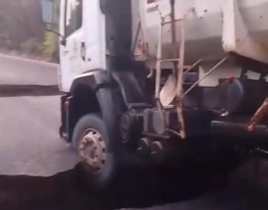 Asfalto cede na PI-215 e caminhão fica preso em trecho da Serra de Santo Antônio