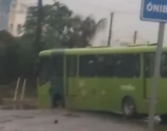 Ônibus fica atolado em buraco na zona Norte de Teresina