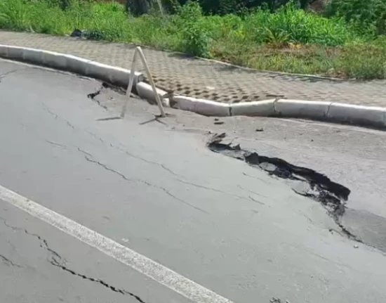 Avenida de acesso ao Vale do Gavião é interditada após asfalto ceder em Teresina