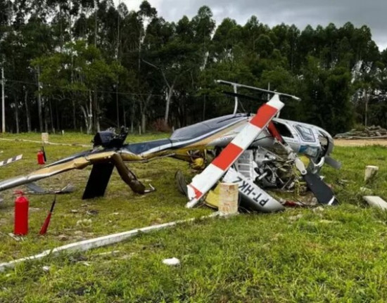 Helicóptero cai em SC e duas pessoas ficam feridas