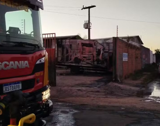 Incêndio atinge carreta dentro de empresa em Teresina