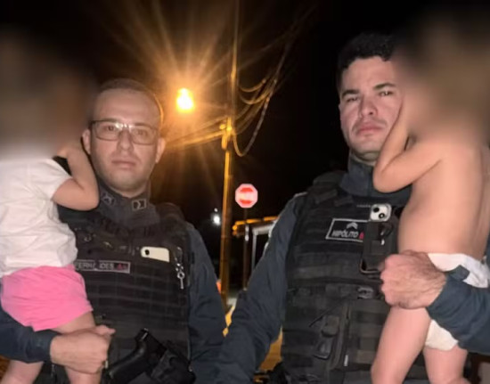 PM arromba casa e encontra crianças de 2 anos sozinhas durante a madrugada