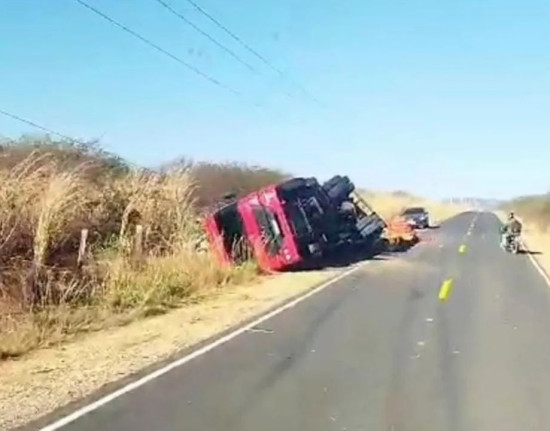 Caminhão com verduras sai da pista e tomba em rodovia entre   Parnaguá e Curimatá