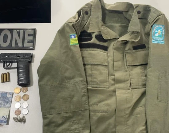 Adolescente é flagrado com arma artesanal e farda da PM na zona Norte