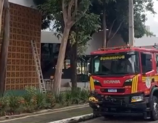 Princípio de incêndio atinge restaurante na zona Leste