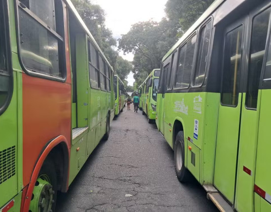 Motoristas e cobradores param ônibus e cobram reajuste salarial em Teresina