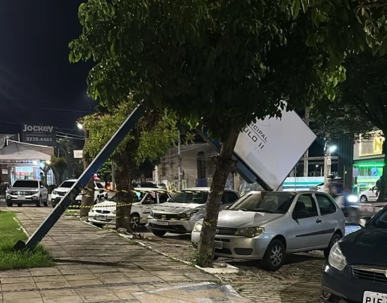 Placa do Teatro João Paulo II cai sobre veículo no bairro Dirceu