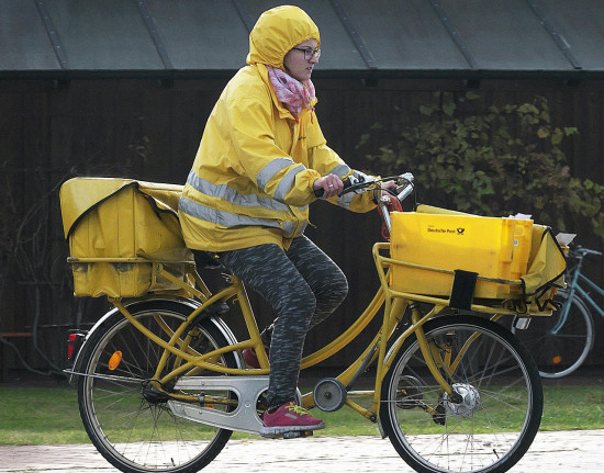 O boleto sempre chega. A resposta, quase nunca. E no fim, quem paga a conta?