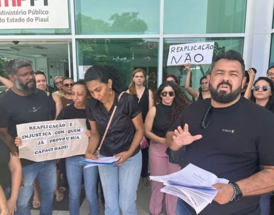 Professores protestam contra suspensão do concurso da Semec em Teresina