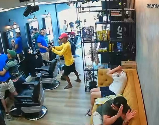 Vídeo: Policial é baleado durante assalto a barbearia em Timon