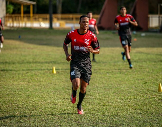 Tafinha, lateral do Flamengo do Piauí, sofre acidente de moto