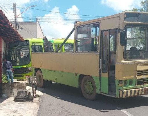 Ônibus desgovernado atinge residência na zona Norte de Teresina