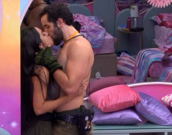 Isabelle e Matteus se beijam e trocam carinhos durante festa no BBB 24