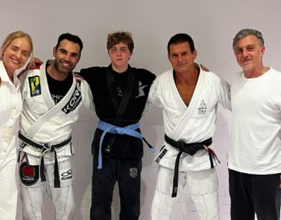 Filho de Luciano Huck e Angélica, Benício Huck, conquista faixa azul no jiu-jitsu