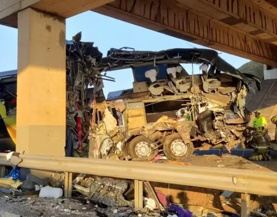 Grave acidente com ônibus em Itapetininga deixa 10 mortos e vários feridos em SP
