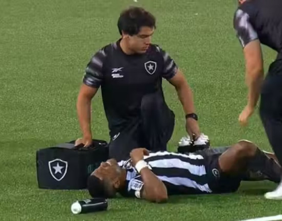 Botafogo: Júnior Santos fratura a tíbia e fica sem previsão de retorno
